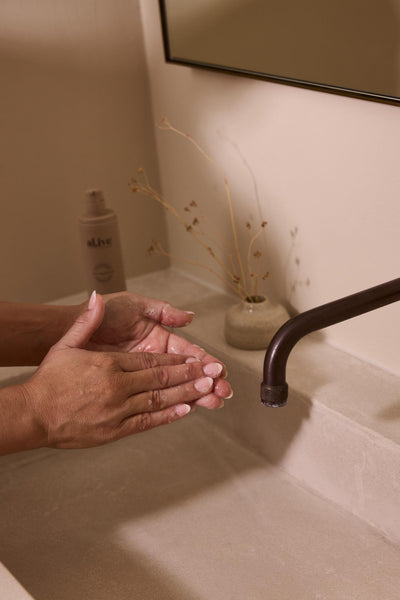 Locks in moisture for lasting hydration